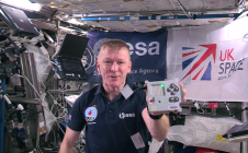 L'astronaute anglais de l'ESA, Tim Peake, avec un ordinateur Astro Pi à bord de l'ISS